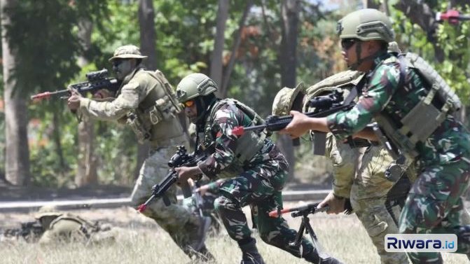 Pasukan TNI dan Australian Defence Force dalam latihan move patrol di Banyuwangi